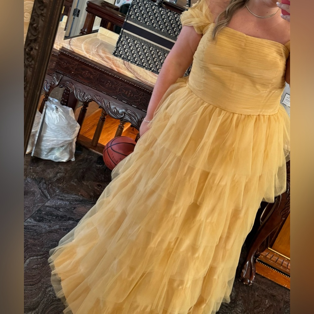 yellow/gold dress